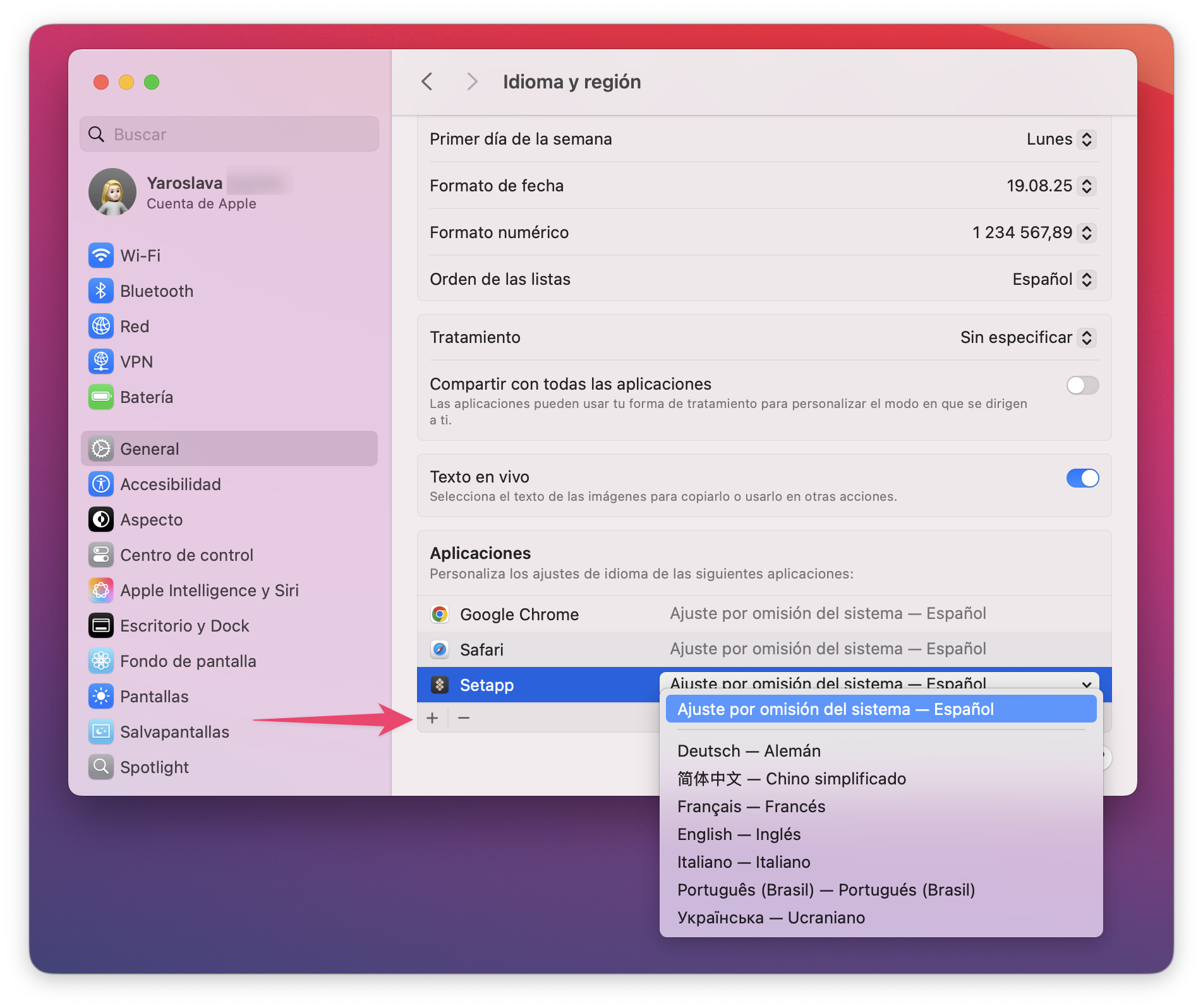 La captura muestra los ajustes de Idioma y región en macOS con la app Setapp seleccionada en la sección Aplicaciones. Un menú desplegable está abierto, mostrando opciones de idioma como inglés, alemán, francés, italiano, español, ucraniano, entre otros. Una flecha apunta al botón más (+) para añadir un nuevo idioma específico por app.